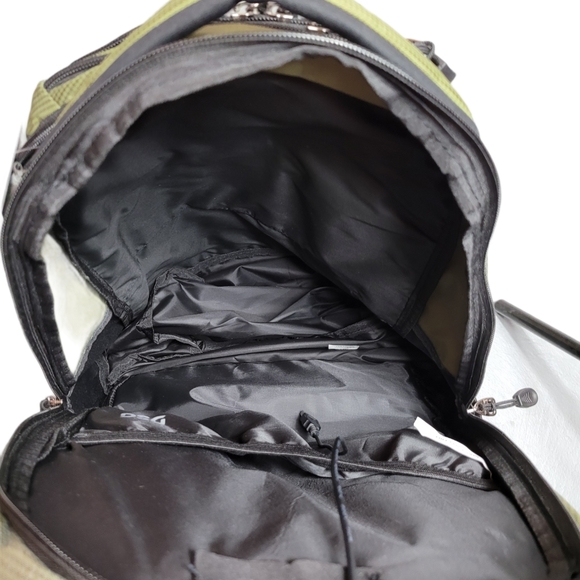 *New* Green and black DSG Blazer Backpack w USB cable ability - Picture 6 of 6